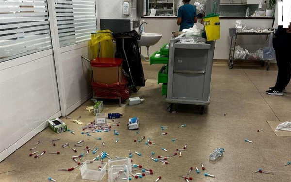 Αγρίνιο: «Μπούκαρε» στα επείγοντα και τα έκανε «λαμπόγυαλο» (φωτ.)