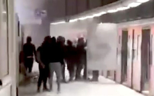 Άγρια επεισόδια στον ΗΣΑΠ στο Μοναστηράκι: Ακροδεξιοί πετάνε μπιτόνι με υγρό σε αντιεξουσιαστές και φωνάζουν «κάψτους, κάψτους» (βίντεο)