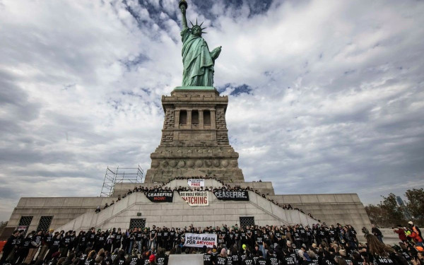 Νέα Υόρκη: Εβραίοι ακτιβιστές κατέλαβαν το Άγαλμα της Ελευθερίας - Ζητούν «κατάπαυση του πυρός τώρα» στη Γάζα  (βίντεο)