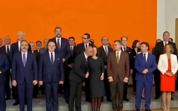 Θύελλα αντιδράσεων με το φιλί του Κροάτη ΥΠΕΞ στη Γερμανίδα ομόλογό του - «Είναι σεξουαλική παρενόχληση» (βίντεο)