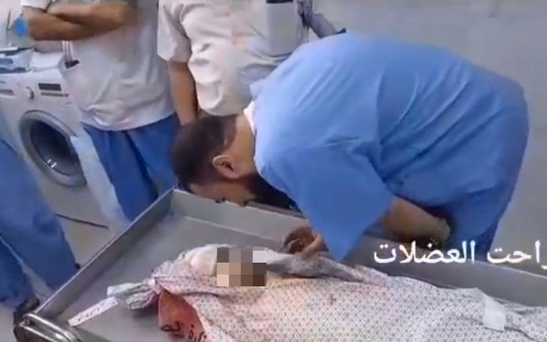 Γάζα: Γιατρός σε νοσοκομείο βλέπει στους νεκρούς τα παιδιά του και τη μητέρα του (βίντεο)