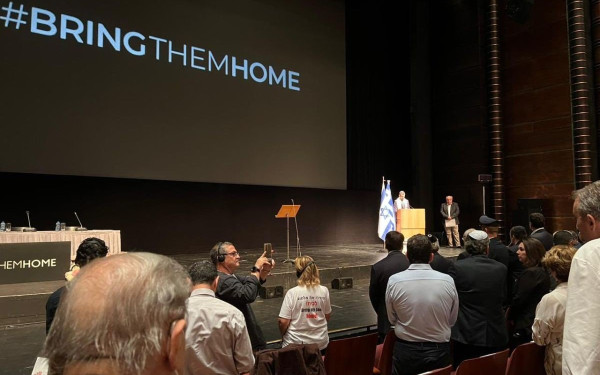  Συνάντηση Σακελλαροπούλου με μέλη οικογενειών ομήρων της Χαμάς - «Ο γιος μου πήγε να γιορτάσει και δεν το ξαναείδα» (φωτ.)