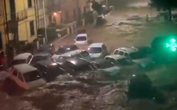 H καταιγίδα «Ciaran» πλήττει την Ιταλία: Τρεις νεκροί και έξι αγνοούμενοι από τις πλημμύρες στην Τοσκάνη (βίντεο)