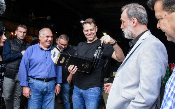 Σε οινοποιεία της Νεμέας ο Κασσελάκης: «Aν τολμάει ας πει για 41% ο Βορίδης στις οικογένειες των Τεμπών»