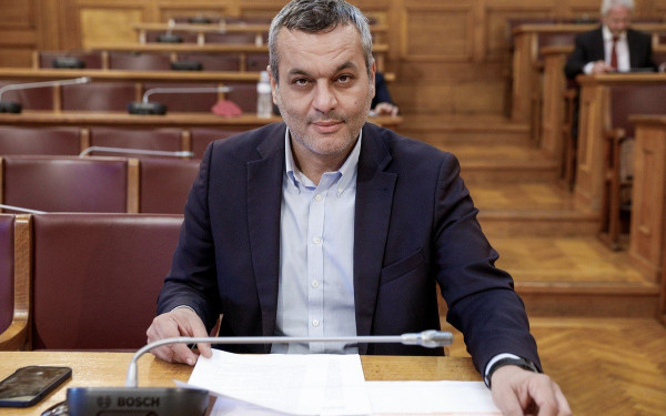 Χάρης Μαμουλάκης: «2,48 δισ. ευρώ κέρδη σε 6 μήνες για τις Τράπεζες – 1 δισ. από προμήθειες»