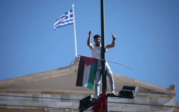 Προσαγωγή Παλαιστίνιου που ύψωσε σημαία της χώρας του σε συγκέντρωση στο Σύνταγμα