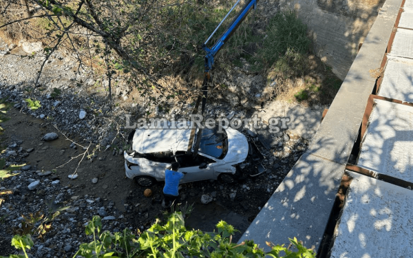 Λαμία - Άγιο είχαν οι επιβαίνοντες: ΙΧ έπεσε από γέφυρα και αναποδογύρισε (φωτ.)