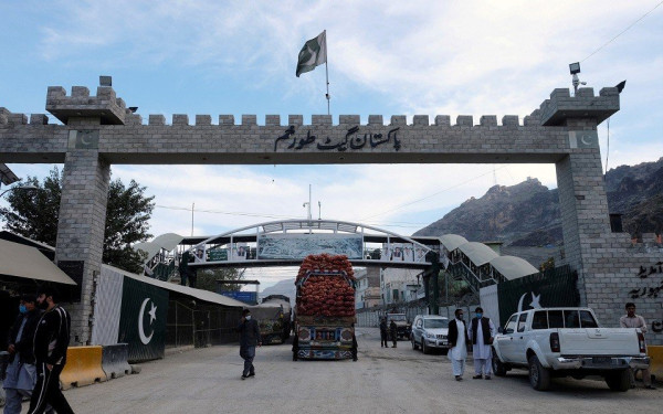 Πακιστάν: Υπό την απειλή απέλασης, πάνω από 100.000 Αφγανοί επέστρεψαν εθελοντικά στη χώρα τους