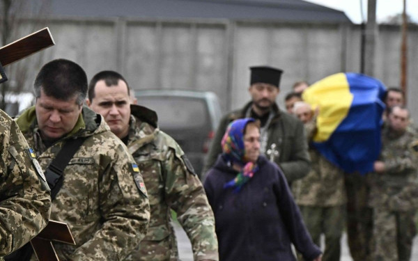 Ουκρανία: Πνιγμένη στο αίμα και στα χρέη - Παράταση για την πληρωμή των «αλληλέγγυων» δανείων έδωσε η Δύση