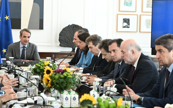 Μητσοτάκης από υπουργικό: Τεκμαρτό εισόδημα για τους  ελεύθερους επαγγελματίες - Επιδότηση και στη θέρμανση με ρεύμα