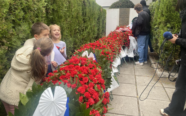 Θεσσαλονίκη: Μικροί και μεγάλοι με ένα λουλούδι στην Πολυτεχνική Σχολή του ΑΠΘ - Τα μηνύματα της τοπικής και πολιτικής ηγεσίας (βίντεο, φωτ.)