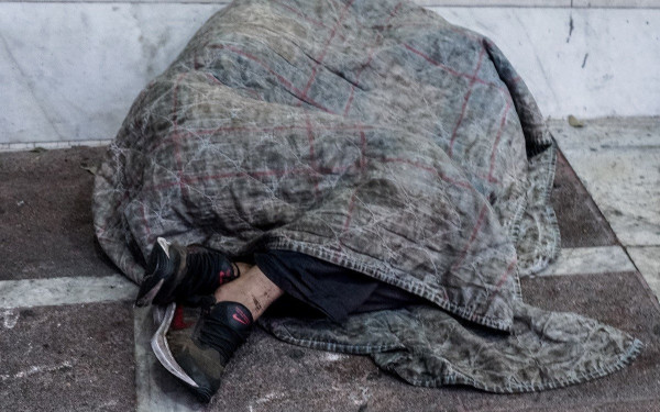 Ραγδαία αύξηση των αστέγων στο κέντρο της Θεσσαλονίκης - Πόσοι ζουν στους δρόμους της πόλης (βίντεο)