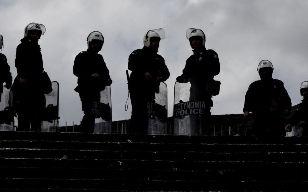 Θεσσαλονίκη: Ανήλικος συνελήφθη γιατί πέταξε μπουκάλια σε αστυνομικούς των ΜΑΤ έξω από γήπεδο