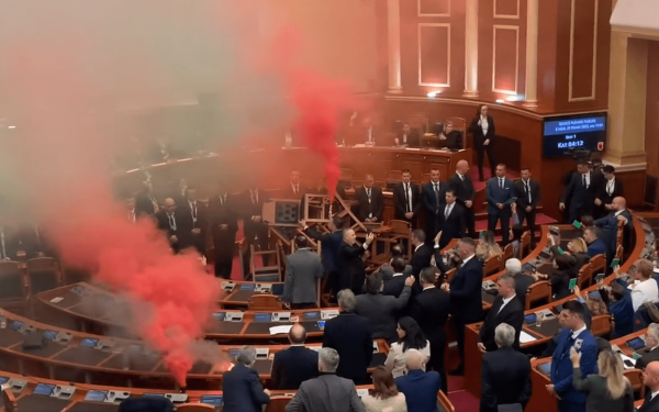 Σκηνές χάους στην Αλβανία: Η αντιπολίτευση άναψε καπνογόνα μέσα στη Βουλή (βίντεο)