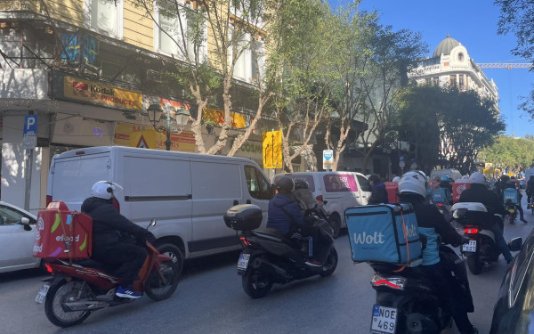 Θεσσαλονίκη: Κινητοποίηση διανομέων για τον θάνατο του συναδέρφου τους σε τροχαίο (βίντεο, φωτ.) 