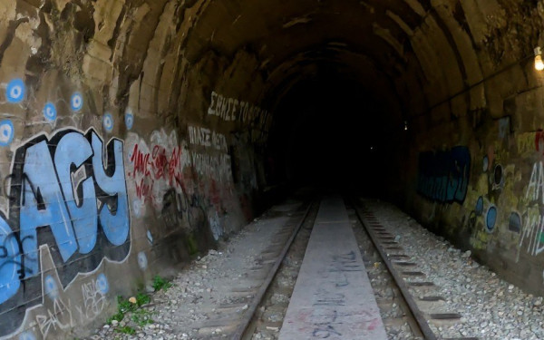 Κάτω από το Βυζαντικό Κάστρο του Πλαταμώνα «κρύβεται» μία γαλαρία τρένων (βίντεο)