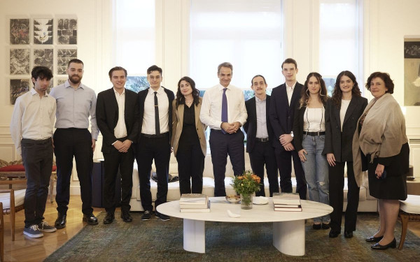 Στο Μαξίμου οι φοιτητές ελληνικών πανεπιστημίων που έφτιαξαν τεστ διάγνωσης του Πάρκινσον (φωτ.)