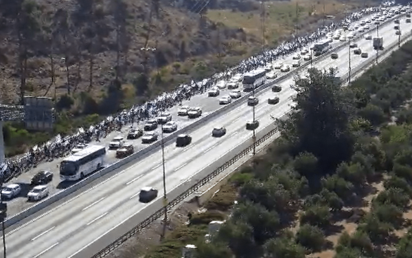 Πορεία από το Τελ Αβίβ προς την Ιερουσαλήμ ξεκίνησαν συγγενείς ομήρων που κρατεί η Χαμάς (βίντεο)