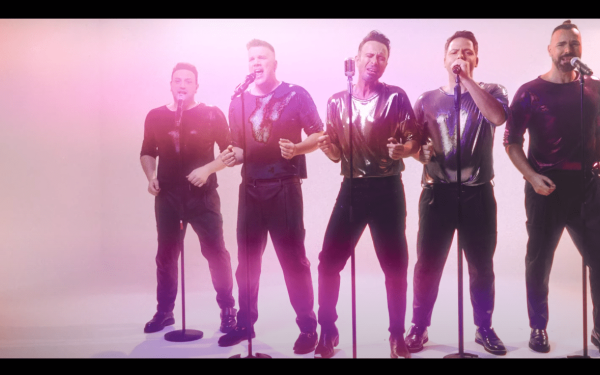 Οι ONE επιστρέφουν με νέο χριστουγεννιάτικο τραγούδι που θα παίζει μέχρι... το 2100 - Aκούστε το
