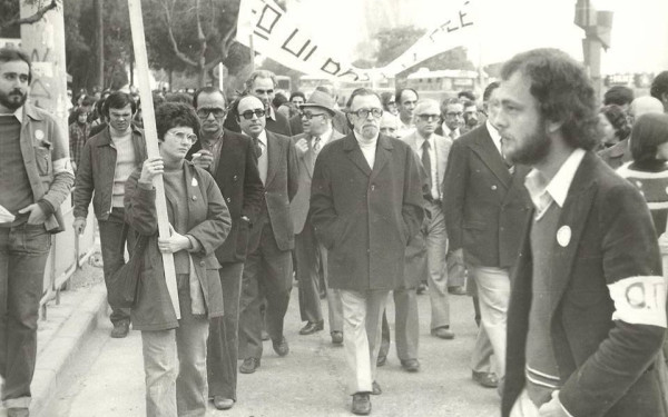 Ιστορική φωτογραφία: Μαρωνίτης, Ανδρόνικος και άλλοι καθηγητές του ΑΠΘ στην πορεία για το Πολυτεχνείο στη Θεσσαλονίκη το 1976  