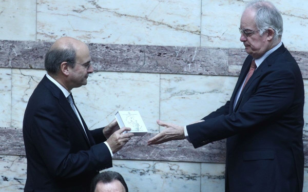 Κατατέθηκε στη Βουλή ο προϋπολογισμός του 2024 - Τι προβλέπει για μισθούς και φοροελαφρύνσεις 