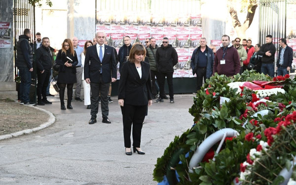 17 Νοεμβρίου 2023: Κατέθεσε στεφάνι η Κ. Σακελλαροπούλου - «Κορυφαία πράξη αντίστασης το Πολυτεχνείο»