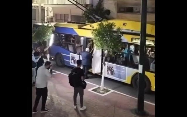 Πειραιάς: Νύφη πήγε στην εκκλησία με τρόλεϊ και αποθεώθηκε - Δείτε βίντεο