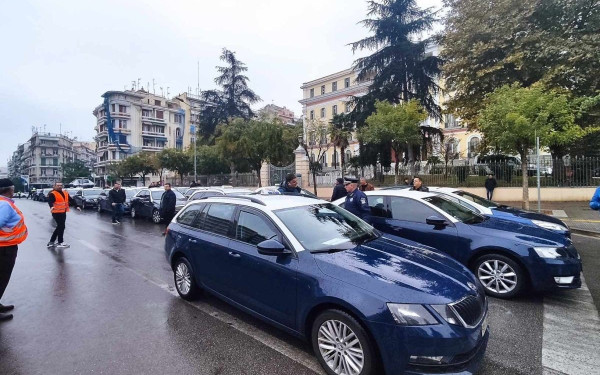 Θεσσαλονίκη: Κορνάροντας κατέφτασαν στο ΥΜΑΘ οι οδηγοί ταξί (βίντεο, φωτ.)