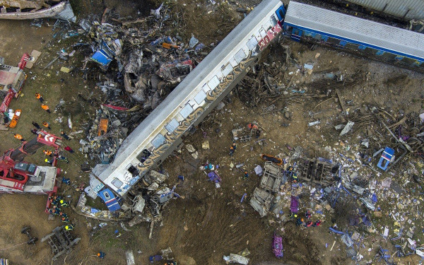 Τέμπη: Συγκλονιστικά ντοκουμέντα - Βιολογικό υλικό, προσωπικά αντικείμενα και συντρίμμια πεταμένα σε οικόπεδο (βίντεο, φωτ.)