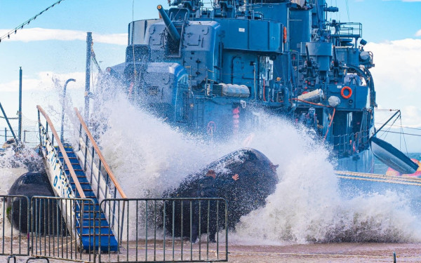 Νέα Παραλία Θεσσαλονίκης: Οι ισχυροί άνεμοι «πλήγωσαν» ξανά το αντιτορπιλικό «Βέλος»