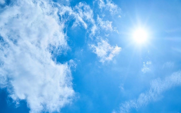  Καλοκαιρινός ο καιρός σήμερα: Ως τους 37 βαθμούς θα σκαρφαλώσει ο υδράργυρος - Εκλογές με μπόρες και καταιγίδες 