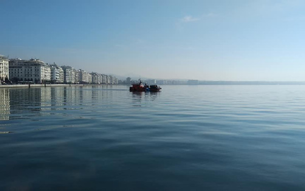 Γυναίκα έπεσε στον Θερμαϊκό - Την έσωσαν λιμενικοί που βούτηξαν στη θάλασσα