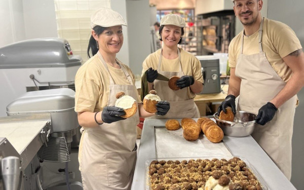 Η Θεσσαλονίκη πρωτοτυπεί για ακόμη μία φορά και μας συστήνει... το «νταμπλ» μελομακάρονο