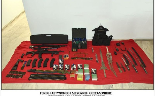 Θεσσαλονίκη: 47χρονος έκρυβε στο σπίτι του ολόκληρο «οπλοστάσιο» - Κατείχε πλήθος όπλων και πυρομαχικών