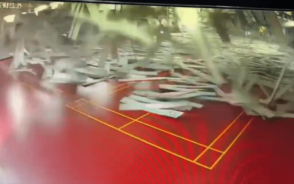 Σεισμός 7,6 R στις Φιλιππίνες: Βίντεο από τη στιγμή που καταρρέει οροφή γηπέδου 