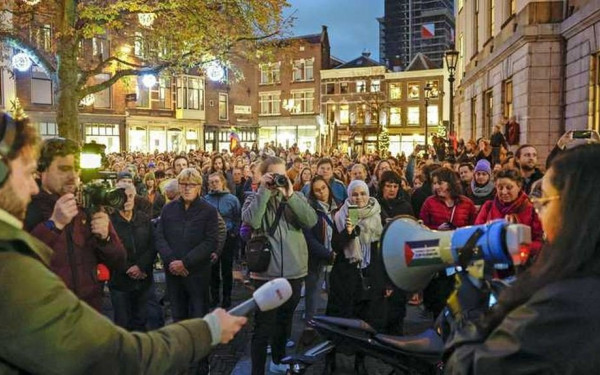 «Δεν είστε μόνοι» φώναξαν διαδηλωτές κατά του ακροδεξιού Γκ. Βίλντερς
