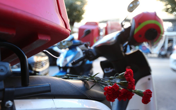 Διανομείς: Συνεχίζεται το μεροκάματο του τρόμου - Τα μέτρα που ετοιμάζει το υπουργείο Εργασίας