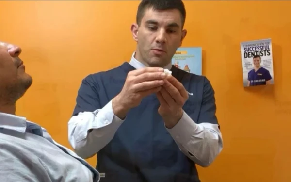 Ο ομογενής οδοντίατρος που ενδέχεται να αλλάξει ζωές των ατόμων που πάσχουν από άπνοια ύπνου