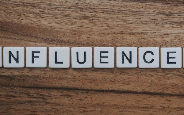 Γαλλία: Η Ρωσία προσπαθεί να χειραγωγήσει τους... influencers μας