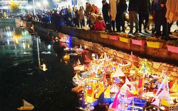 Δράμα: Τα παιδιά έστειλαν και φέτος ευχές με χάρτινα καραβάκια στα νερά της Αγίας Βαρβάρας (φωτ.)