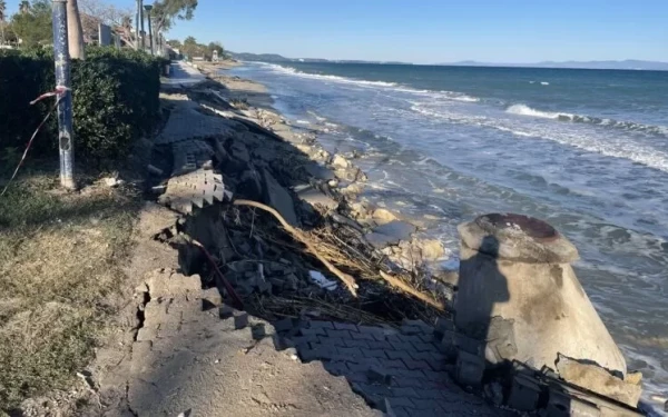 Χαλκιδική: Καταγράφονται οι ζημιές στο παραλιακό μέτωπο Κασσάνδρας (φωτ.)