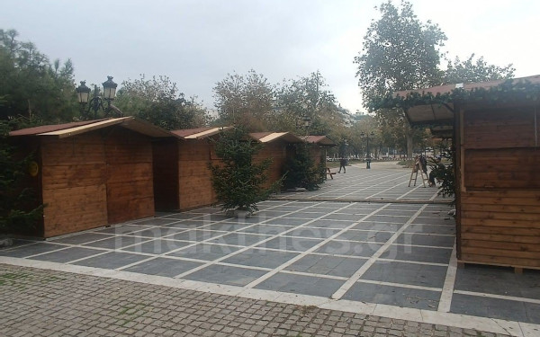 Θεσσαλονίκη: Γέμισε σπιτάκια η πλατεία Δικαστηρίων και περιμένει τα Χριστούγεννα - Δείτε φωτογραφίες 