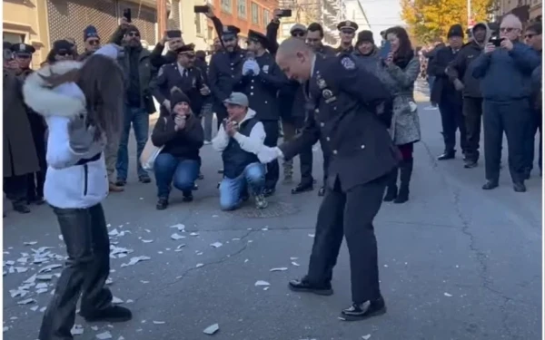 Ομογενής στη Νέα Υόρκη γιόρτασε με... ζειμπέκικο και Σφακιανάκη τη συνταξιοδότηση του (βιντεο)