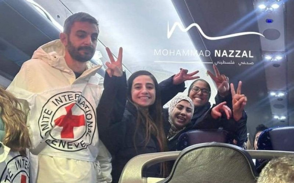 Απελευθερώθηκαν 30 γυναίκες και παιδιά από το Ισραήλ (βίντεο)