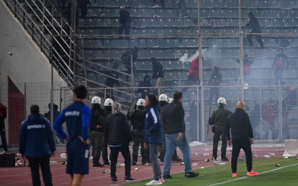 Η στιγμή της ρίψης των δακρυγόνων στο Πανθεσσαλικό (βίντεο)