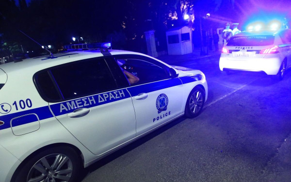 Θεσσαλονίκη: Ληστεία με μαχαίρι σε κατάστημα ψιλικών στα Πεύκα - Καρέ - καρέ οι κινήσεις του δράστη (βίντεο)