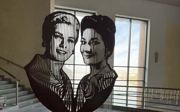 Θεσσαλονίκη: Η Μαρία Κάλλας και η Πριγκίπισσα Γκρέις του Μονακό ενώνονται με ένα γλυπτό στο Μέγαρο Μουσικής 