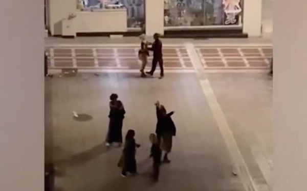 Θεσσαλονίκη: Ρομαντισμός στην πλατεία Ναυαρίνου, στις έξι το πρωί - Δείτε βίντεο