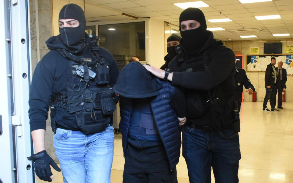 Ρέντης - Δικηγόρος 18χρονου: «Η φωτοβολίδα εξοστρακίστηκε - Φοβάται να αποκαλύψει ποιος είναι ο καθοδηγητής» (βίντεο)