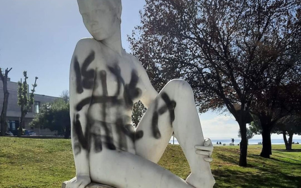 Θεσσαλονίκη: Άγνωστοι βανδάλισαν την «Λουόμενη» στη Νέα Παραλία 